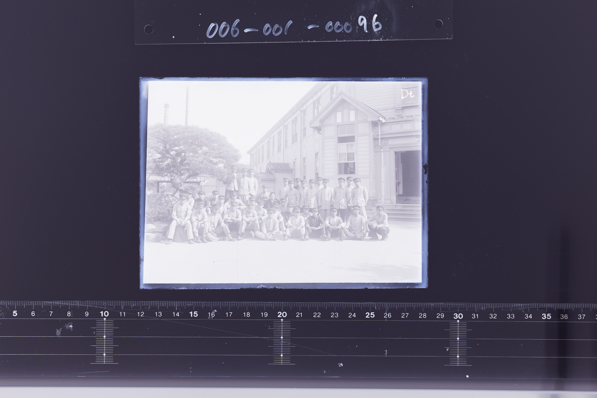 〔旧制山形高等学校関係写真〕ガラス乾板　集合写真　教員　学生　正門松前