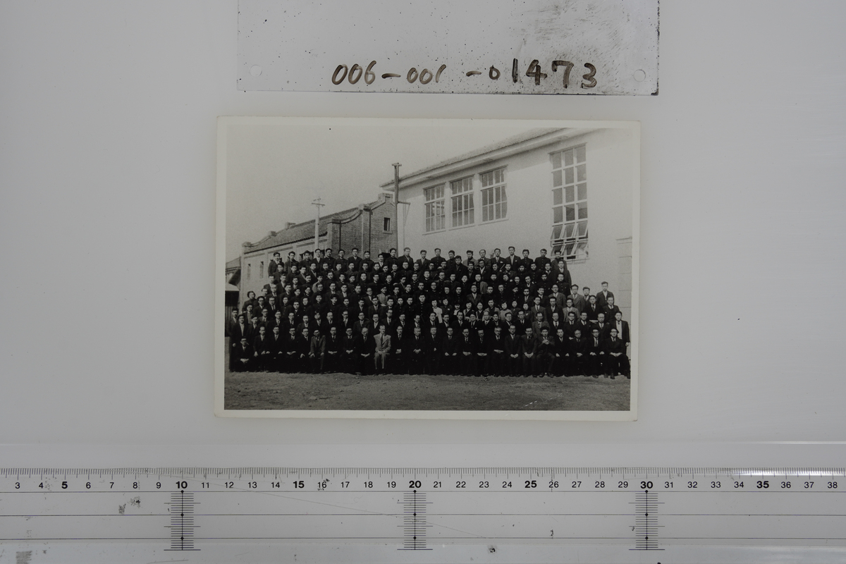 〔旧制山形高等学校関係写真〕プリント 集合写真 教員 学生 書庫前 文理第1回卒業 昭和28年3月