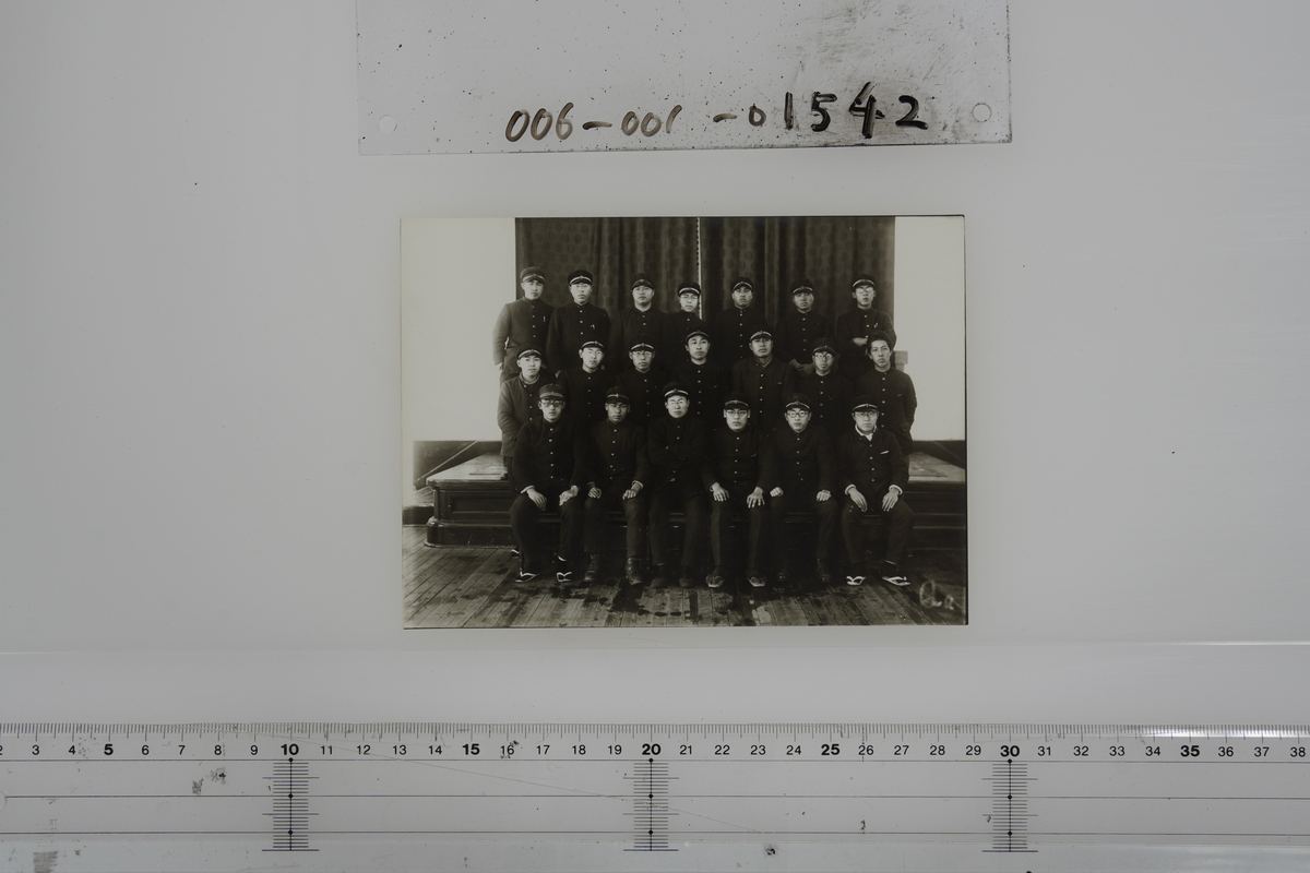 〔旧制山形高等学校関係写真〕プリント 集合写真 学生 講堂内