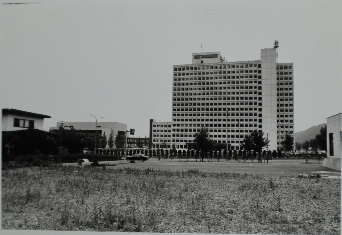 〔写真〕公共施設 山形県庁（松波庁舎）