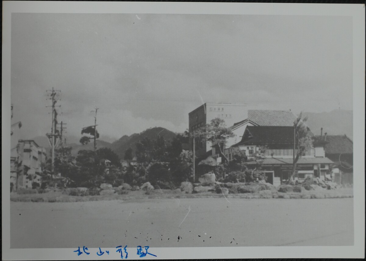 〔写真〕昔の街並み 北山形駅東口