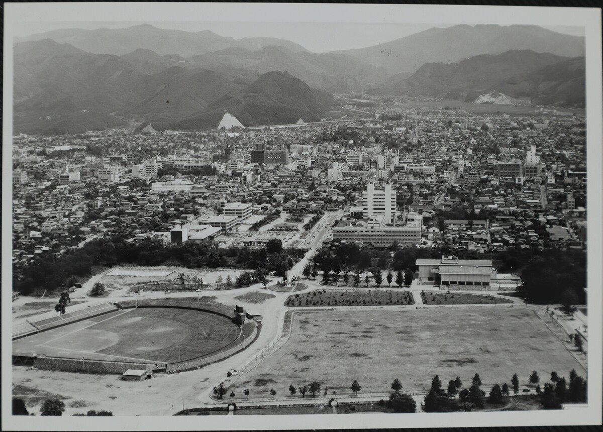 〔写真〕昔の街並み 霞城公園と市街