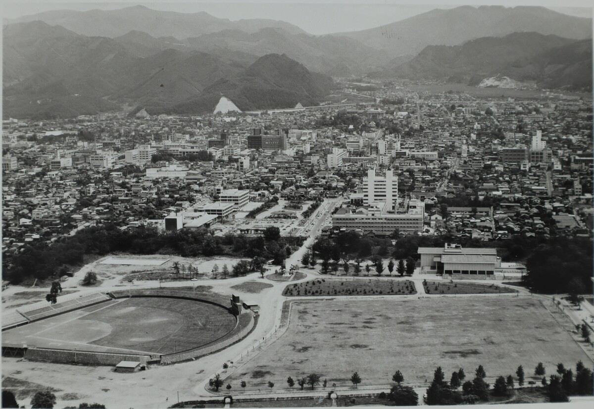 〔写真〕昔の街並み 霞城公園と市街